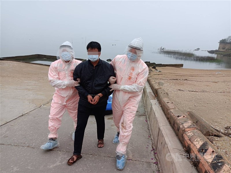 金門岸巡隊4日凌晨在金門北面海域發現可疑光點持續向岸際航行,隨即鎖定通報線上海巡艇及岸際巡邏人員展開查緝,清晨在三獅山陸軍E10據點岸際緝獲江姓男子(中),經量體溫未發燒。(金門岸巡隊提供) 中央社記者黃慧敏傳真 110年5月6日