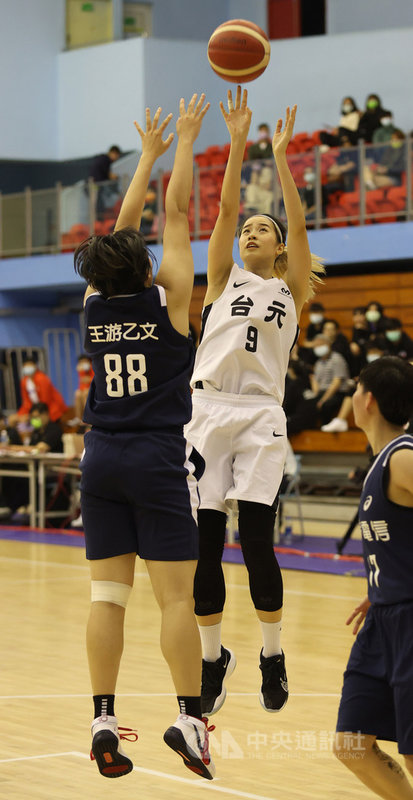 第16季女子超級籃球聯賽(WSBL)本週在台北體育館舉行賽事,台元紡織6日第四節關鍵時刻靠著林文佑(白衣者)跳出來接管戰局,最終以65比51擊敗中華電信。(中華民國籃球協會提供)中央社記者黃巧雯傳真 110年5月6日