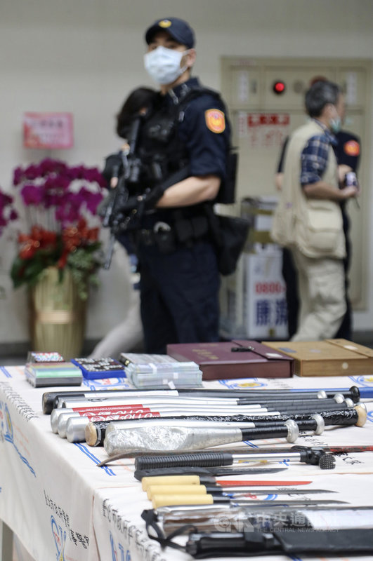 台北市警察局6日舉行記者會,宣布查獲竹聯幫勾結天道盟份子,橫跨雙北市和桃園地區的黑幫暴力犯罪集團,市警局長陳嘉昌表示,北市警方絕對會全力檢肅黑幫、嚴辦非法暴力。中央社記者張皓安攝 110年5月6日
