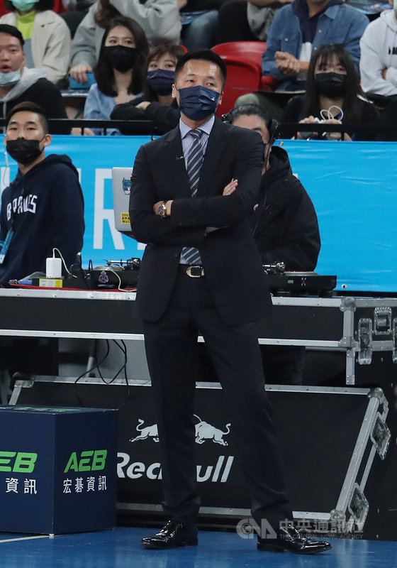 台灣職業籃球聯盟P. LEAGUE+ 台北富邦勇士7日總冠軍賽首戰將迎戰福爾摩沙台新夢想家,將力拚首戰勝利。富邦勇士總教練許晉哲(前)說,除了須降低進攻端失誤外,防守端得阻止對方有很好外線發揮。圖為4月10日比賽許晉哲站在場邊。中央社記者張新偉攝 110年5月6日