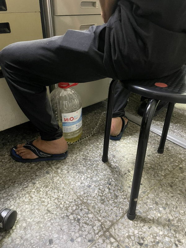 苗栗縣警局竹南警分局日前接獲民眾通報住家遭竊,經追查48小時內就逮捕3名嫌犯,其中一名竊嫌因長期吸毒、膀胱萎縮,必須帶著水桶當尿桶在身邊。(警方提供)中央社記者管瑞平傳真 110年5月6日
