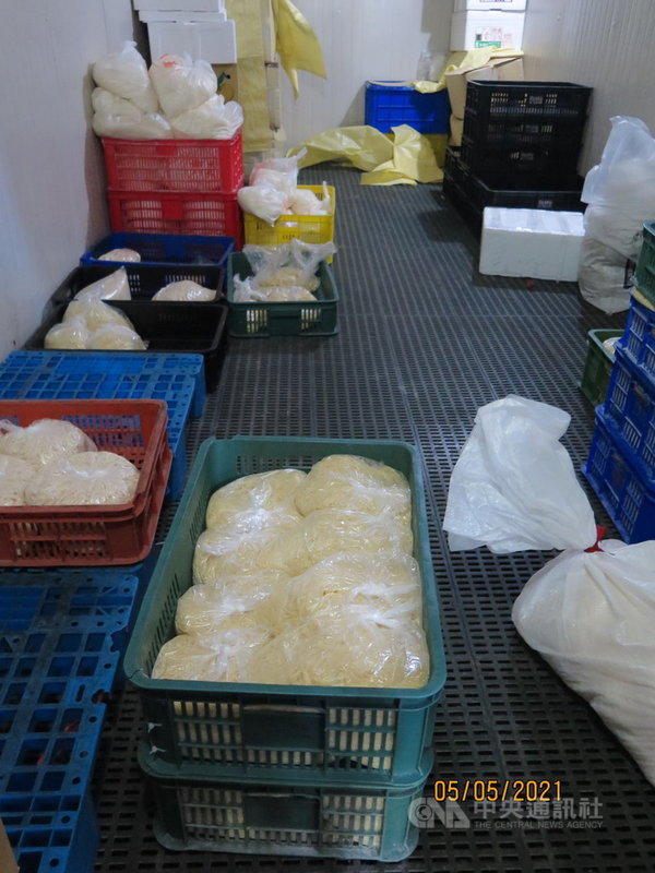 高雄一家製麵加工所遭網友爆料環境髒亂。高雄市衛生局6日表示,派員稽查後,發現完成麵品放在地上等缺失,當場勒令暫停營運,要求業者26日前改善,否則可開罰新台幣6萬元。(高市衛生局提供)中央社記者侯文婷傳真 110年5月6日