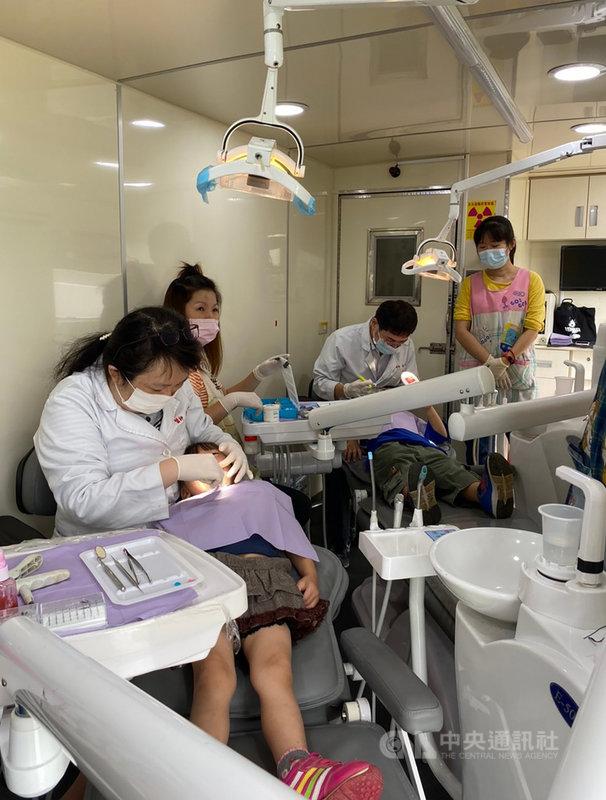 嘉義縣牙醫師公會理事長張世諴6日表示,嘉義縣口腔保健醫療專車配備先進,搭配牙醫師上山巡迴診療,讓山區民眾不再為牙奔波,也廣受民眾稱許。(嘉義縣衛生局提供)中央社記者蔡智明傳真 110年5月6日