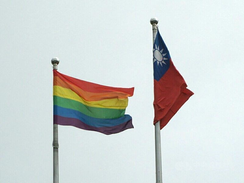 台灣與澳門籍同性伴侶信奇與阿古赴戶政單位申請登記結婚遭拒,提告請求准許登記,法院6日依澳門法等認定阿古常居台灣,適用中華民國法律,判戶政須准同婚申請。(中央社檔案照片)