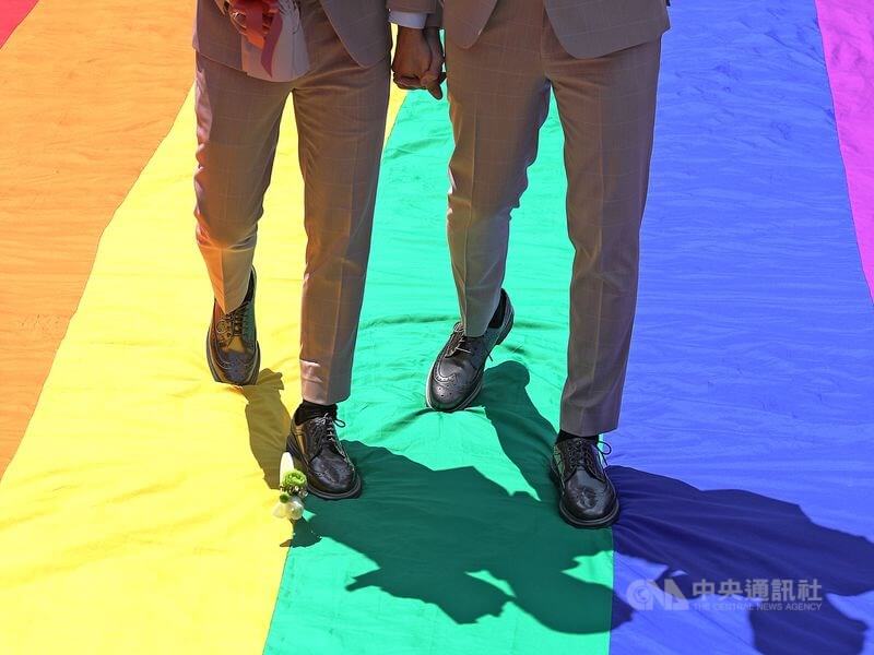 韓國法院21日就同性伴侶加入健保被扶養者資格的行政訴訟案判決原告勝訴。（示意圖／中央社檔案照片）