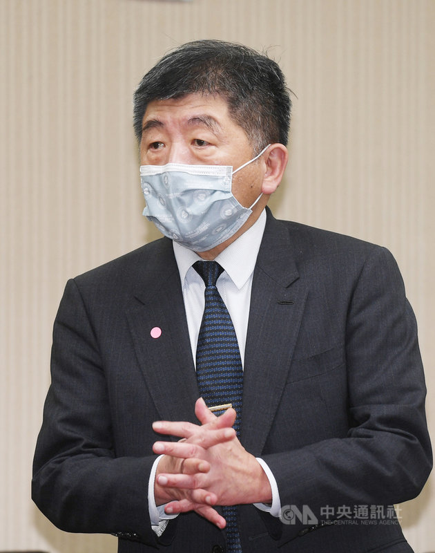 疫情擴大又逢母親節假期,立委關心民眾是否還能外出聚餐過節。衛生福利部長陳時中(圖)6日在立法院表示,外出吃飯時因不會戴口罩,要注意社交距離,其餘時間勤洗手並戴口罩,並強調,接種疫苗是防疫很有效的方式。中央社記者施宗暉攝 110年5月6日