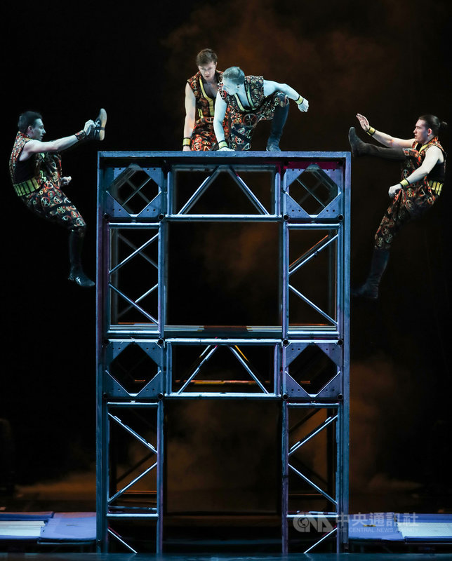 美國大馬戲團(Le Grand Cirque)7日起至9日將在台北小巨蛋演出5場,為台灣觀眾帶來精彩特技饗宴,演出成員6日把握時間彩排。中央社記者張新偉攝 110年5月6日