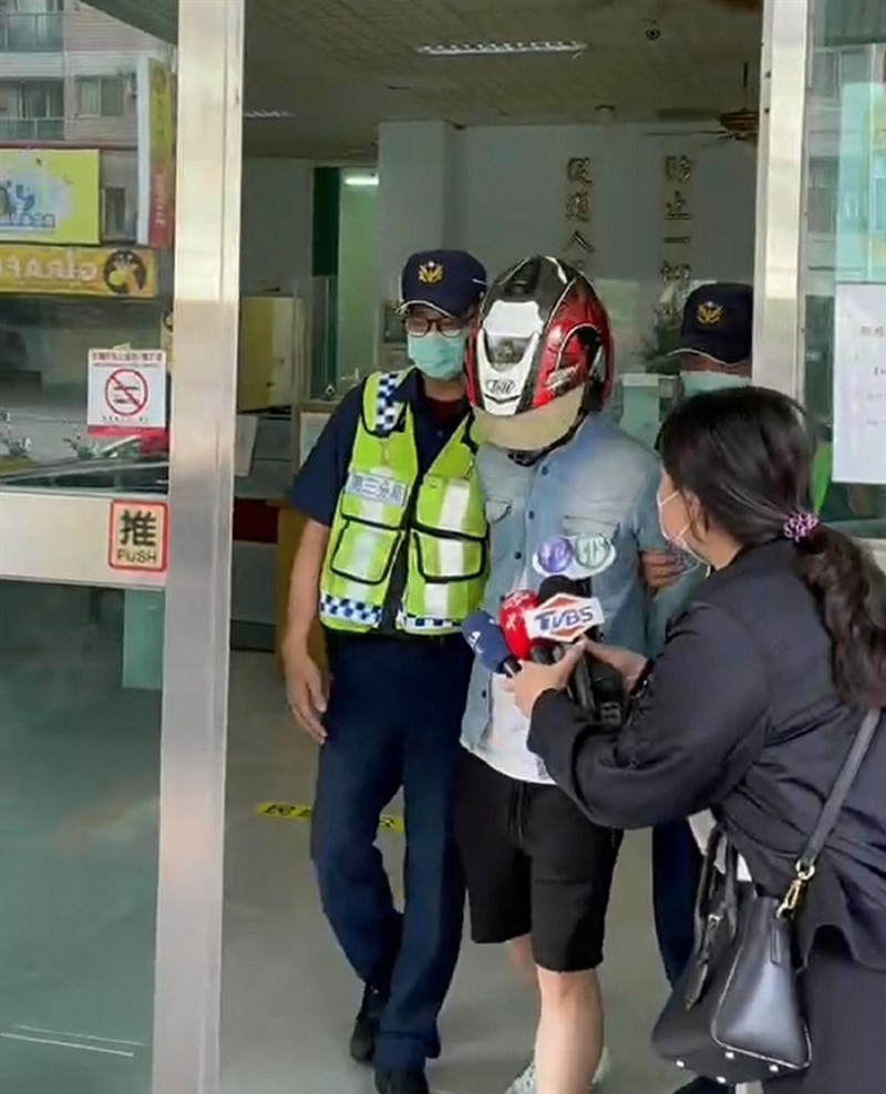 台中市方姓男子(左2)5日凌晨酒後開車撞死名嘴黃暐瀚的媽媽陳婦,台中市警方6日發現,方男4日凌晨3時多曾在西屯區因闖紅燈遭警方攔下盤查且酒測值超標,被依公共危險罪嫌送辦。(民眾提供)