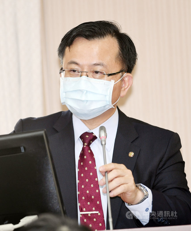 目前台灣約有1/4系統台在52台播出華視新聞資訊台,立委關注其他系統送件與審查進度。國家通訊傳播委員會(NCC)主委陳耀祥6日在立法院交通委員會表示,對於頻道審查標準都一樣,並首次提到台視應該可以5月底前審查完畢。中央社記者施宗暉攝 110年5月6日
