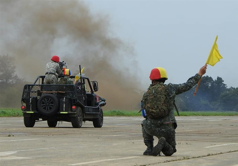 傳陸軍586旅有少校以手機偷拍男性士兵上廁所。陸軍十軍團6日表示,將依妨害秘密罪嫌函送憲兵隊偵辦。圖為示意圖,畫面中人物和報導無關。(圖取自北測中心臉書facebook.com)