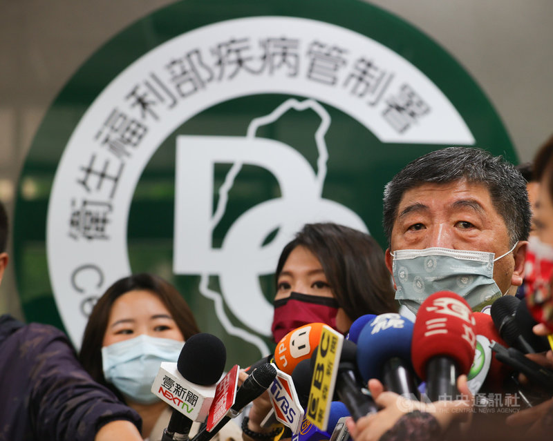 衛福部長陳時中(右)6日接受聯訪時指出,華航諾富特案發生後,部分縣市政府認為疫情資訊透明度不夠,已將既有通報相關程序發函地方政府,若地方政府有任何建議可提出,也希望各界攜手防疫,一起共度難關。中央社記者謝佳璋攝 110年5月6日