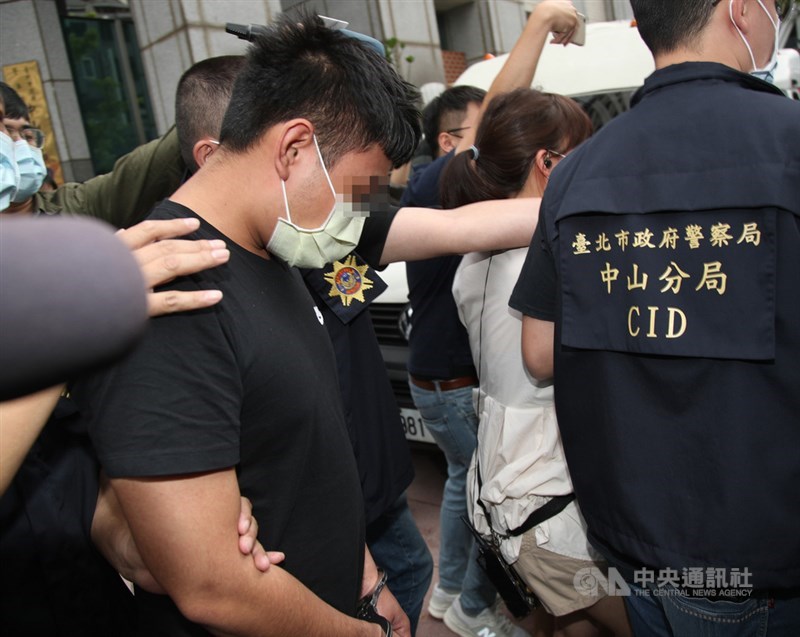 北院6日凌晨裁定涉案蔡姓男子(前左)5萬元交保、限制住居。中央社記者張新偉攝 110年5月5日