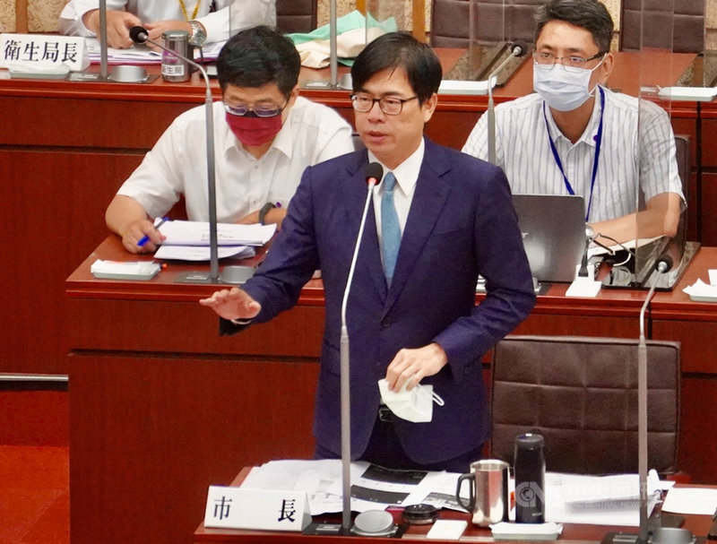 高雄市長陳其邁(前)7日在高雄市議會備詢時表示,他支持行政院的三接修正案,會在珍愛藻礁公民投票案投不同意票。中央社記者董俊志攝 110年5月7日