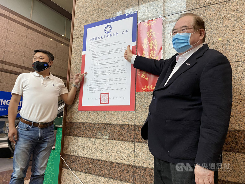 國民黨秘書長李乾龍(右)、組發會主委李哲華(左)7日公告110年黨主席選舉相關事項,黨主席選舉7月24日舉辦。中央社記者劉冠廷攝 110年5月7日