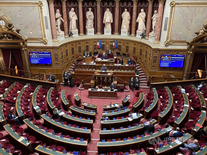 法國參議院6日晚間全數一致通過「台灣參與國際組織工作」決議案,具有歷史意義。參議員紛紛表示台灣參與國際組織將有益於法國以及全球的合作與交流。中央社記者曾婷瑄巴黎攝 110年5月6日