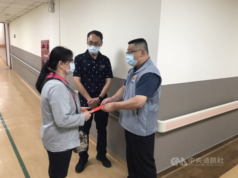 苗栗縣警局公館分駐所警員4日執行拘提鍾姓犯嫌,遭持刀拒捕、偷襲,所長吳國基因腹部穿刺傷,手術後送加護病房觀察,暫無生命危險;苗栗縣警局長周煥興(右)得知後前往醫院探視、慰問家屬。(警方提供)中央社記者管瑞平傳真 110年5月7日