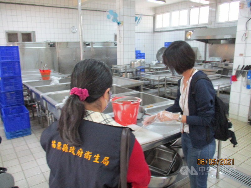苗栗縣竹南國中100多名師生5日吃完營養午餐後,陸續出現上吐下瀉等不適情形,疑似食物中毒,至7日仍有3 名學生請假休息,事發後,學校廚房已暫停供餐,衛生局也前往採樣化驗釐清原因。(苗栗縣衛生局提供)中央社記者管瑞平傳真 110年5月7日