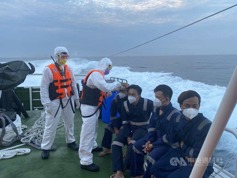基隆市八斗子籍漁船「漁富888」6日在馬祖東引東北方外海86浬處失火,海巡署緊急馳援,已救起9名印尼籍船員,但仍有2名台灣船員失蹤待尋。(海巡署提供)中央社記者沈如峰基隆傳真 110年5月7日