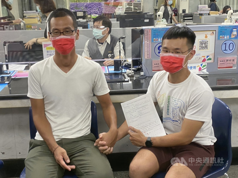 伴侶盟7日帶著台日跨國同志伴侶阿樹與AZ前往台北市大安區戶政事務所辦理登記結婚,戶政人員雖表達理解完全了解法院判決的意旨,但還是無法做成決定,因此將阿樹與AZ的申請案做成特別申請案件,後續將請示內政部。中央社記者吳欣紜攝 110年5月7日