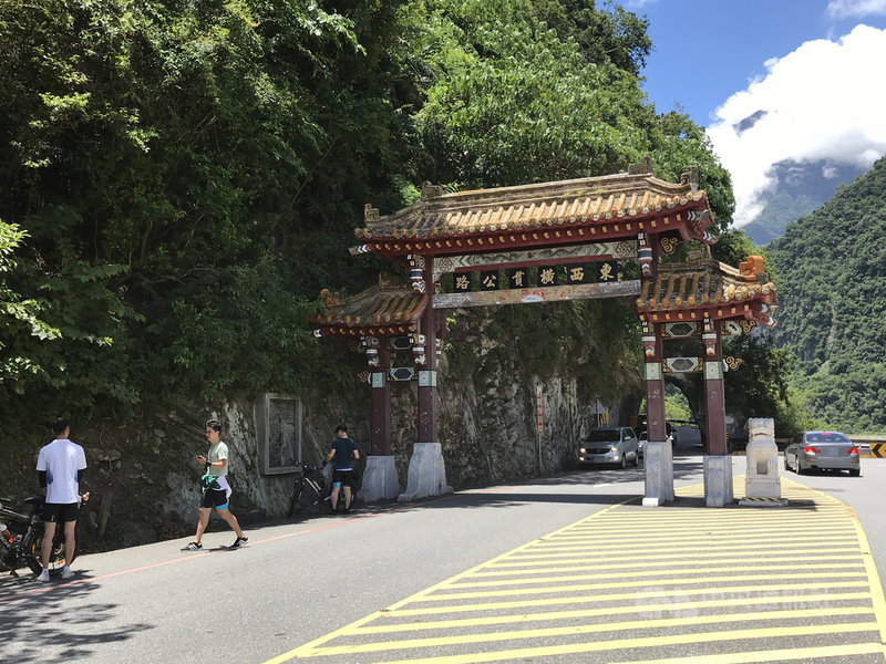 太魯閣國家公園知名地標「東西橫貫公路」牌樓上的6個字,經調查證實,出自台灣當代重要書家之一王壯為,當年他時任副總統陳誠的機要祕書及代筆。中央社記者張祈攝 110年5月7日