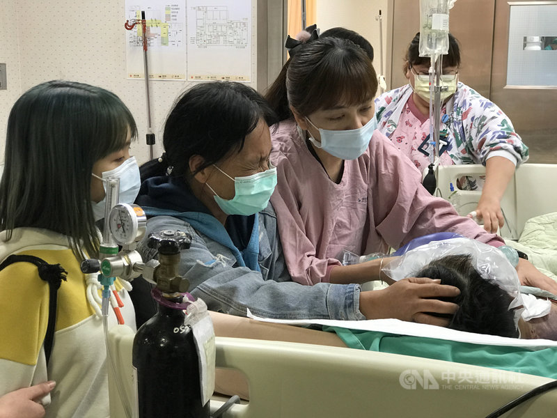 花蓮19歲許姓男子因車禍重傷昏迷,家人尊重他生前曾表達放棄急救的意願,決定接受「無心跳器捐」,讓他換個方式在世界,器捐當天家屬陪伴送他最後一程。(花蓮門諾醫院提供)中央社記者張祈傳真 110年5月7日