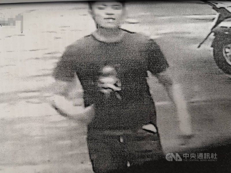 盧姓男子因涉在女廁偷拍被逮,案件由屏檢偵辦中。但他4月間又在2小時內對4名女子襲胸,落網後供稱曾在屏東犯下3起類似案件,高雄地檢署6日認為有再犯之虞,向法院聲押獲准。(讀者提供)中央社記者洪學廣傳真 110年5月7日