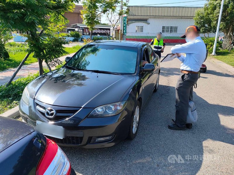 公路總局苗栗監理站人員7日在後龍火車站攔查到白牌車非法載客,駕駛該趟車資收取新台幣100元,但因違反公路法第77條,遭開罰10萬元,且車輛牌照及駕照均被吊扣。(苗栗監理站提供)中央社記者管瑞平傳真 110年5月7日