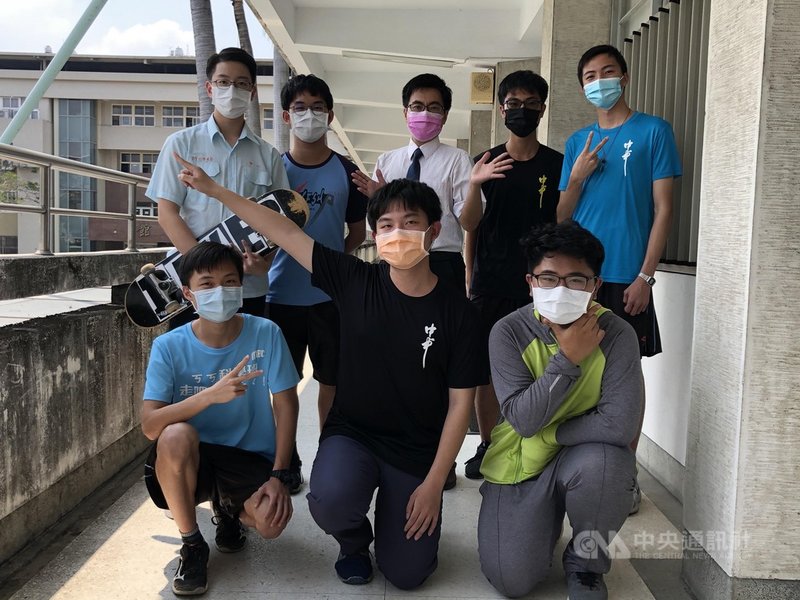 台灣大學個人申請管道7日放榜,台中一中表現亮眼,多人考取心中理想科系。中央社記者趙麗妍攝 110年5月7日