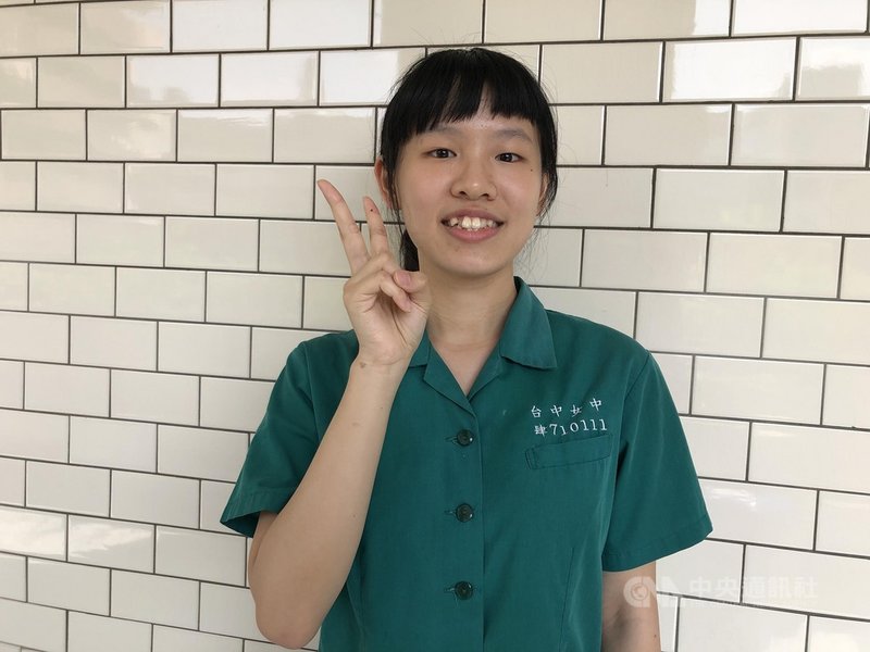 台灣大學個人申請管道7日放榜,台中女中李忻為考取台大醫學系,她得知上榜後,開心不已。中央社記者趙麗妍攝 110年5月7日
