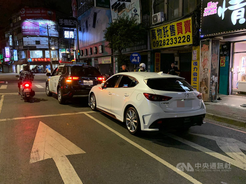 一名盧姓男子酒後開車上路,竟停在馬路中央呼呼大睡。巡邏員警據報上前敲車窗,盧男疑因驚嚇駕車撞上前方警車,幸無人受傷,盧男依公共危險罪嫌送辦。(翻攝畫面)中央社記者沈佩瑤傳真 110年5月7日