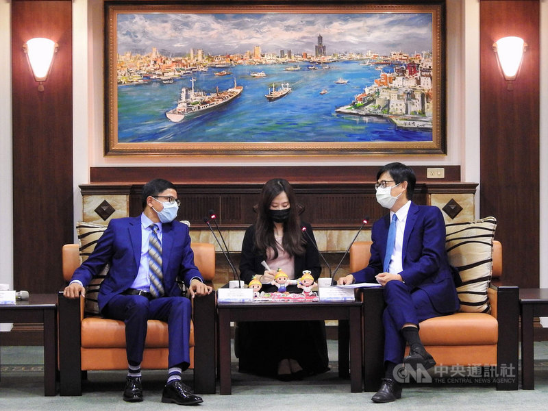 印度台北協會會長戴國瀾(左)7日訪高雄,市長陳其邁(右)與戴國瀾就科技、智慧城市、教育、文化、疫情等議題交換意見。(高雄市政府提供)中央社記者洪學廣傳真 110年5月7日
