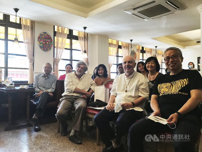 今年是已故詩人周夢蝶百歲冥誕,「夢蝶全集」7日正式發行並舉行新書發表會,策畫編纂的高師大教授曾進豐(前左起)、法國翻譯家胡安嵐、荷蘭漢學家漢樂逸、掃葉工房負責人傅月庵等人齊聚,見證歷史性的一刻。中央社記者邱祖胤攝 110年5月7日