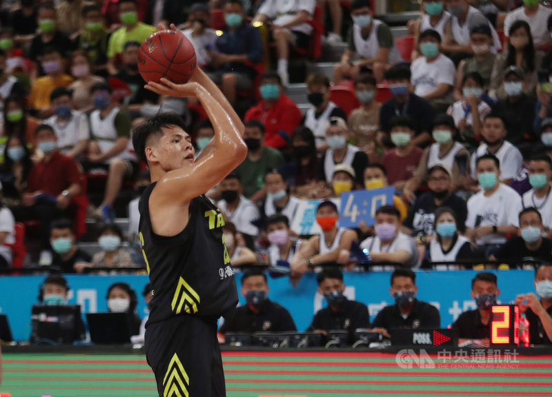 台灣職籃聯盟P. LEAGUE+(簡稱PLG)總冠軍戰7日在台北和平籃球場進行首戰,福爾摩沙台新夢想家李德威(圖)頻頻投射3分球搶分。中央社記者張新偉攝 110年5月7日