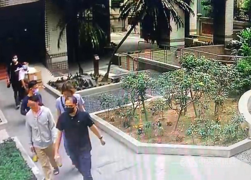 台中市阮姓男子(前左)被控在祖父過世後,偽造簽名將房屋及土地過戶至他名下。他的祖母無故失蹤,檢警在阮男住處發現疑似祖母牙齒等多項關鍵證物,裝箱帶走。(民眾提供)中央社記者趙麗妍傳真 110年5月7日