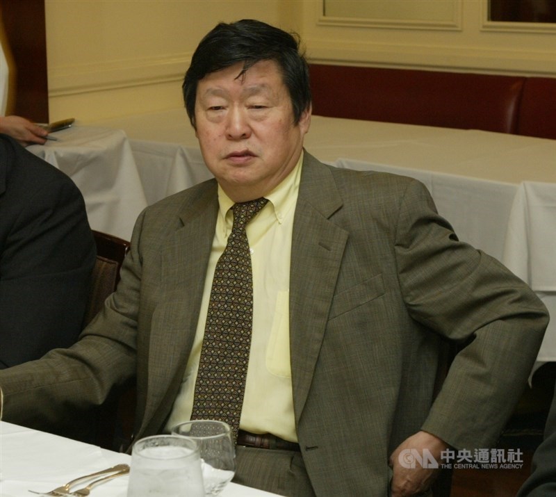 前中國時報駐華府特派員傅建中6日病逝華府,享壽83歲。傅健中派駐華府超過30年,見證台美關係發展。圖為2004年6月,華文媒體在華府歡送駐美代表程建人返國。(中央社檔案照片)