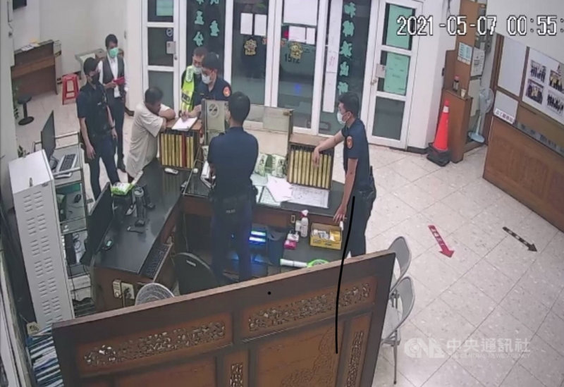 台南市警察局第五分局6日逮捕1名通緝犯,7日凌晨1名王姓男子(圖中著白短袖T恤)2度到警分局要求放人,否則轎班無法出陣,揚言將把神轎抬到警分局請市警局長扛轎。(台南市警局提供)中央社記者張榮祥台南傳真 110年5月7日