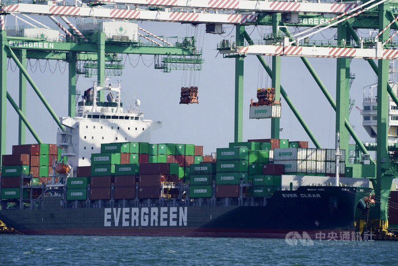 財政部7日公布4月出口349.6億美元,創歷年單月次高;財政部統計處表示,4月在基期偏低、廠商訂單能見度高等有利因素支撐下,出口規模持續站穩300億美元大關之上,年增雙位數、達38.7%。中央社記者董俊志攝 110年5月7日