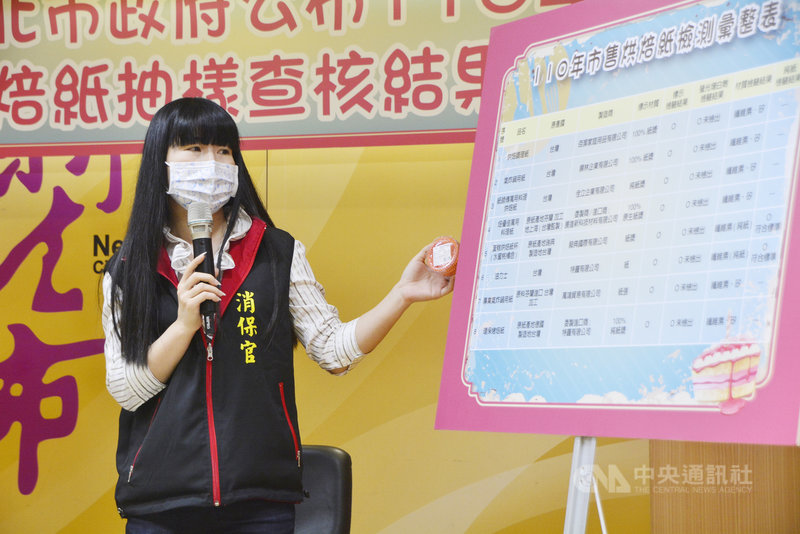 新北市政府消保官溫婉如(圖)7日在記者會表示,抽測市售8款標榜純紙的烘焙紙,其中有6款卻驗出含矽,顯見標示不實。中央社記者黃旭昇新北攝 110年5月7日
