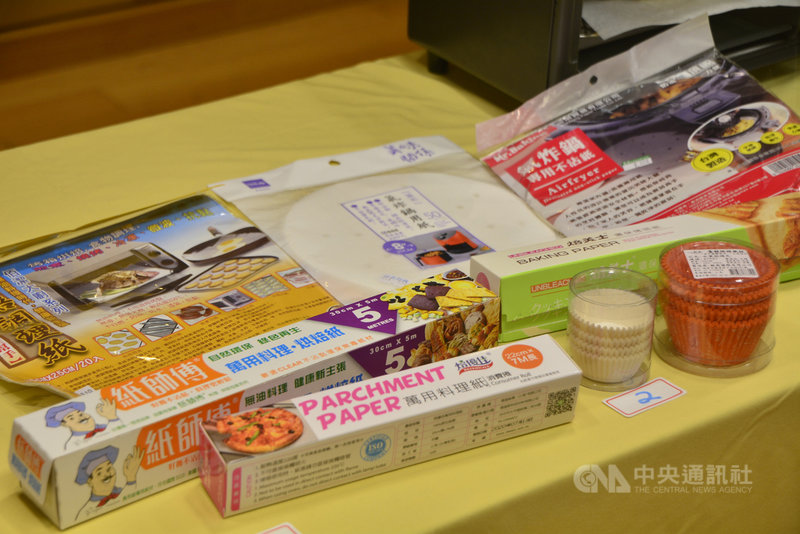 新北市政府抽測市售8款標示100%純紙漿的烘焙紙,其中有6款卻驗出含矽。中央社記者黃旭昇新北攝 110年5月7日