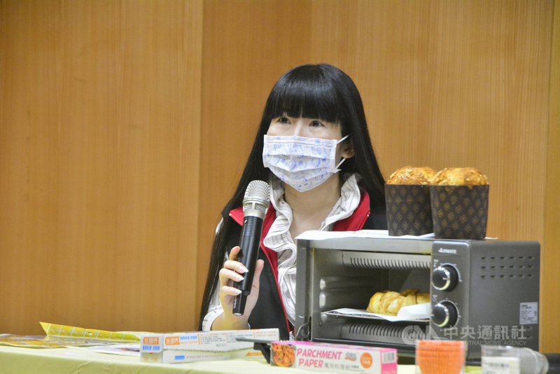 新北市政府抽查市售標示100%純紙漿的產品,檢驗材質除纖維素還含有矽。消保官溫婉如7日表示,業者「偷呷步」將摻矽的烘焙紙,宣稱為100%純紙漿,會使消費者陷於資訊錯誤,也對誠實標示的廠商不公平。中央社記者黃旭昇新北攝 110年5月7日
