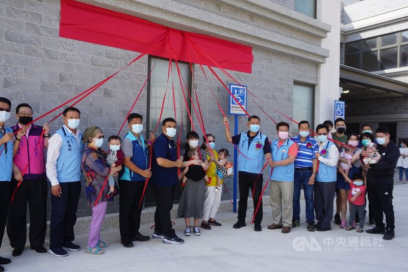 母親節前夕,金門縣西半島第一家公辦民營托嬰中心7日揭牌,縣長楊鎮浯(中右)和家長、小朋友共同慶祝。中央社記者黃慧敏攝 110年5月7日