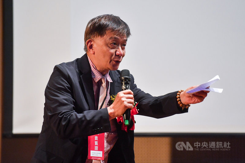 台灣大學7日與國內外多家知名業者共同簽署台大智慧校園自駕送餐計畫NTU EATS合作備忘錄,運安會主委楊宏智出席致詞。中央社記者鄭清元攝 110年5月7日