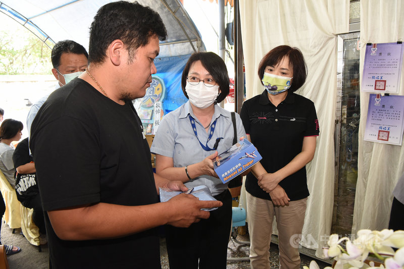 台中市嘉陽高中張姓女學生日前在校門口遭公車輾過不治。她因嚮往飛行,漢翔航空工業公司7日送上員工制服、榮譽識別證到張女靈堂前,一圓她未完成的夢想。(立委何欣純辦公室提供)中央社記者趙麗妍傳真 110年5月7日
