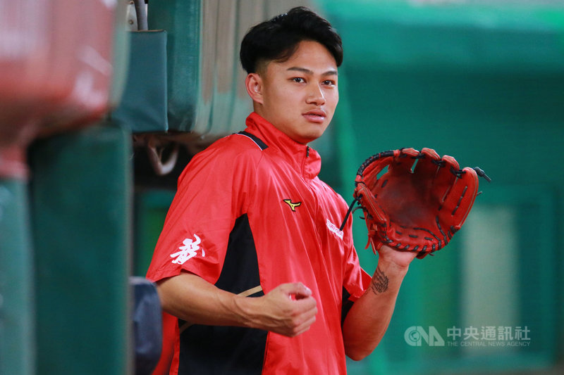 中華職棒味全龍隊洋投鋼龍手肘不適,本週要跳過1次先發。總教練葉君璋7日表示,確定不會由新生代王牌投手徐若熙(圖)投1休4,9日的先發有可能是伍鐸或是目前二軍的投手。(味全龍隊提供)中央社記者楊啟芳傳真 110年5月7日