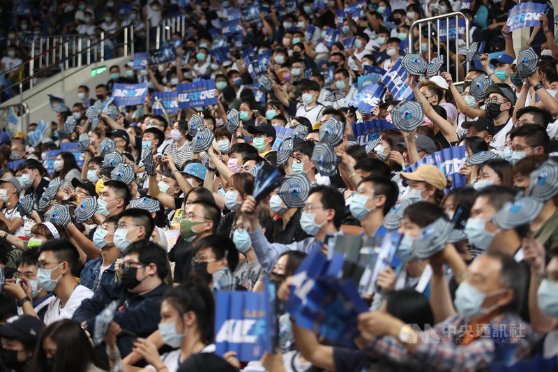 台灣職籃聯盟P. LEAGUE+(簡稱PLG)總冠軍戰7日在台北和平籃球場進行首戰,吸引滿場球迷到場為支持的球隊加油打氣。中央社記者張新偉攝 110年5月7日