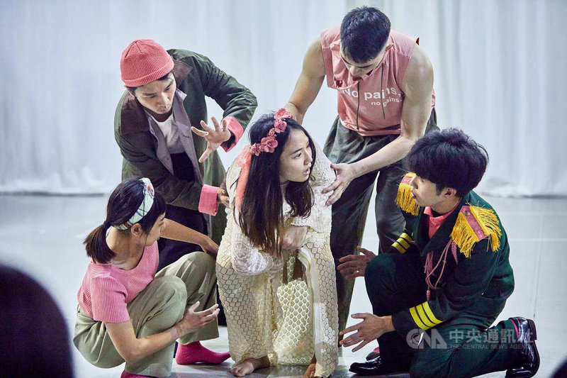 編舞新秀方駿圍透過舞作「完美演出」,希望探討台灣年輕世代的處境,也提出「混種劇場」的概念,希望嘗試在演出中讓編舞家與表演者盡量地位平等,希望有機會讓表演者也能獨當一面。(國藝會提供)中央社記者趙靜瑜傳真 110年5月7日