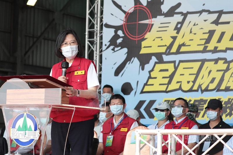 基隆民安7號演習7日登場。總統蔡英文(左)致詞指出,只有透過反覆演習,強化各單位跟民間的連結,才能加快動員救災的速度,這次演習展現的過程與成果值得肯定。(基隆市政府提供)中央社記者沈如峰基隆傳真 110年5月7日