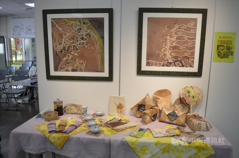 嘉義縣中埔鄉嘉檳文化館7日舉辦染藝聯展,包括野草染、藍染與茶染,小花蔓澤蘭、檳榔、咸豐草等都轉化成布料染劑,製作日常用品及藝術品展出。中央社記者蔡智明攝 110年5月7日