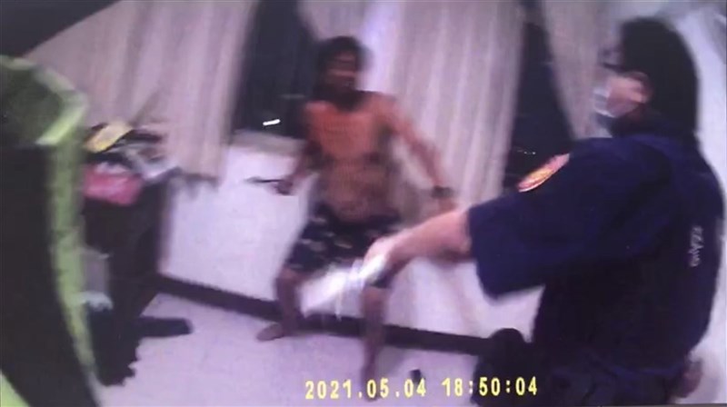 苗栗縣公館分駐所長吳國基4日率員警執行拘提涉及家暴、毀損的鍾姓男子,遭鍾男持刀棍拒捕、偷襲,導致腹部穿刺傷,送加護病房。(警方提供)中央社記者管瑞平傳真 110年5月7日