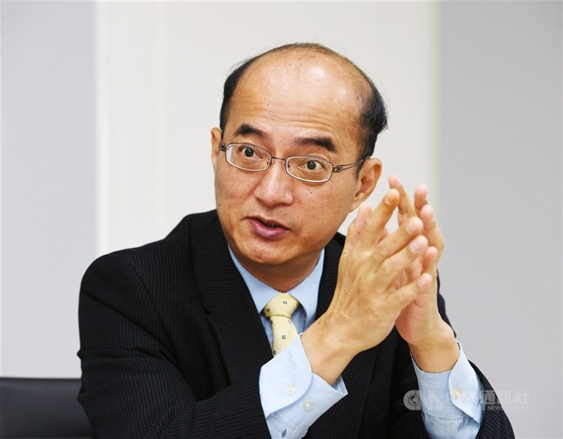 中央銀行理事張建一指出,可觀察台灣企業未來能否擺脫對匯率的依賴,台灣貨幣政策面臨「轉捩點」。(中央社檔案照片)